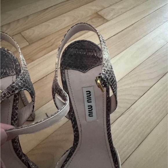 Miu Miu
Beige & Grey Embossed Leather Platform Heel - Picture 5 of 13